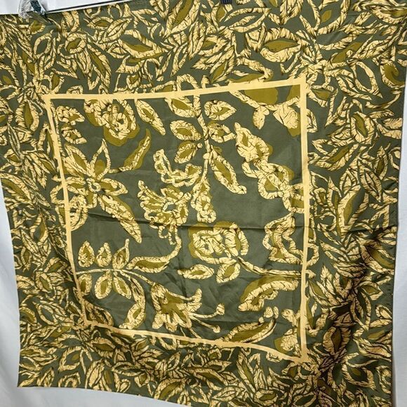 Oscar de la Renta Scarf. - Picture 2 of 8